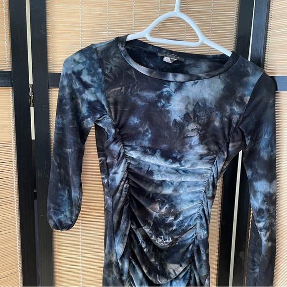 SEDUCTIONS Tie Dye Ruched Long Sleeve Dress | Blue Black Gray - Picture 3 of 6